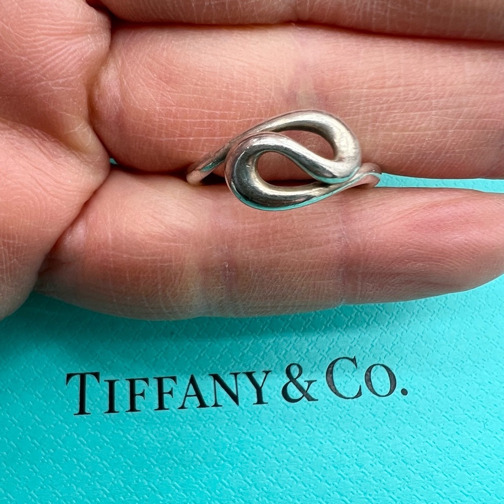 Elegant Silver Infinity Ring - Picture 4 of 6